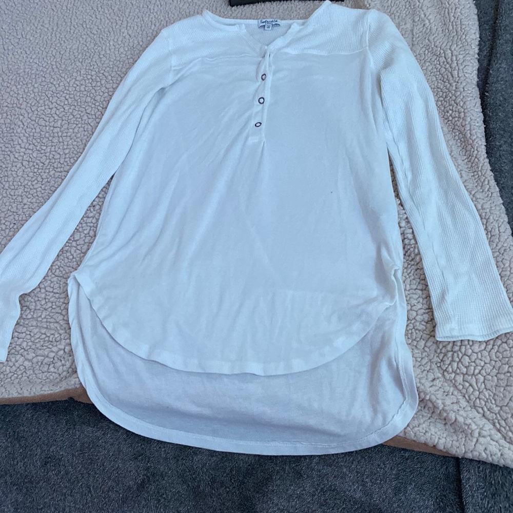 A long sleeve shirt white